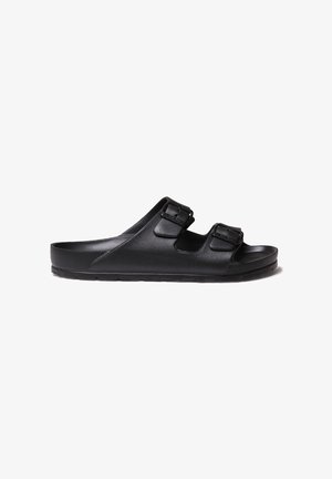 Juodas gumos šlepetės modelis su dviem reguliuojamais dirželiais ir sagtimis, kontūruota padu ir tekstūruotu padu, užtikrinančiu sukibimą.