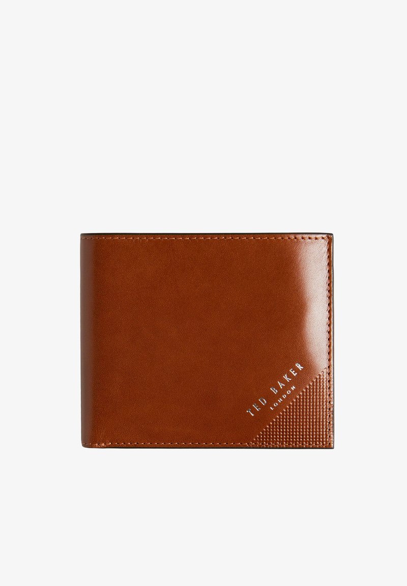 Cartera bifold de cuero marrón con esquina texturizada y logo plateado de Ted Baker London sobre fondo blanco.