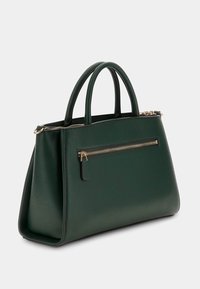 Borsa a mano in pelle verde con due manici superiori, una tasca frontale con zip e dettagli in metallo dorato. Forma strutturata con una superficie liscia.