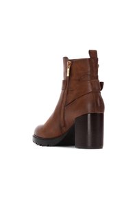Stivaletto in pelle marrone con finitura testurizzata, zip laterale e tacco spesso nero. Dotato di una linguetta sul retro per una facile calzata.