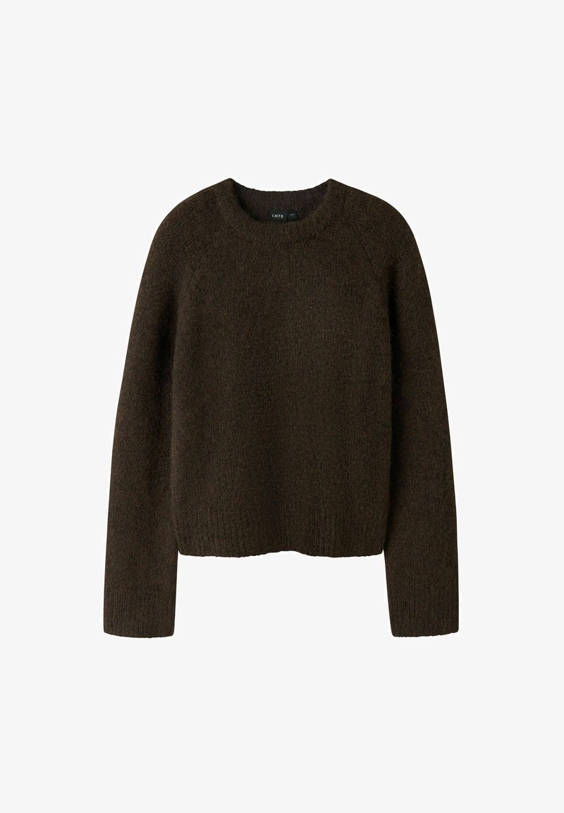 Pull tricoté marron foncé à manches longues, encolure ronde et ourlet légèrement raccourci, présenté de face sur fond blanc.
