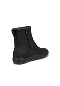 Botines negros con material suave tipo ante, cierre con cremallera lateral y forro gris difuso en la parte superior. Suela de goma gruesa.