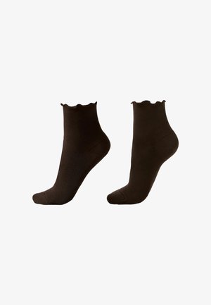 Chaussettes de cheville en maille marron avec un bord supérieur en forme de vague, présentant une texture lisse et un renfort au niveau des orteils.