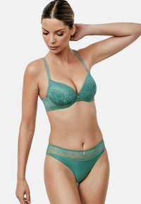 Cyaan kant bh en bijpassende slipset met een gepadded ontwerp, florale patronen, verstelbare schouderbanden en decoratieve hardwareaccenten.