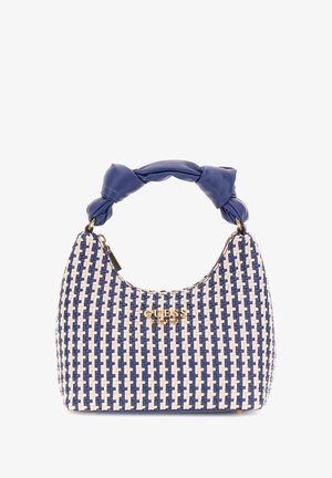 Navy és krém színű szőtt kézitáska, fonott bőr fogantyúval és arany színű fém részletekkel, amelyek között a márka logója is megtalálható. Simább textúrájú és strukturált formájú.