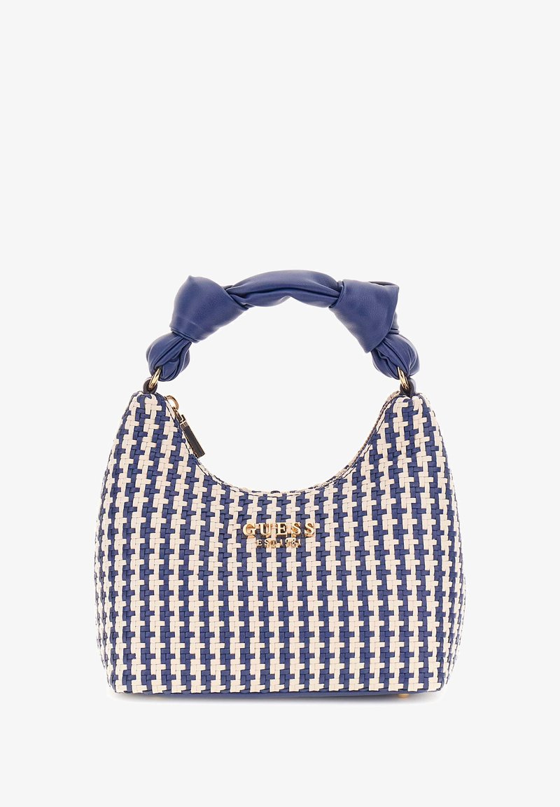 Geweven handtas in marineblauw en roomkleur, met een gevlochten leren handvat en gouden hardware met het merkembleem. Glad oppervlak met een gestructureerde vorm.