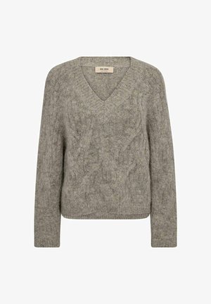 Sweter z dekoltem w serek, długim rękawem, wykonany z miękkiego, szarego dzianiny o subtelnej fakturze i wzorze warkocza. Charakteryzuje się luźnym krojem oraz ściągaczami na dole i przy mankietach.