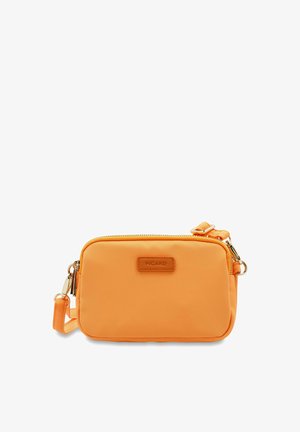 Sac à bandoulière en nylon orange de forme rectangulaire, fermeture éclair, et étiquette en cuir portant la mention "PICARD". Comprend une sangle amovible.