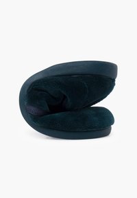 Pantofole di un verde teal scuro, realizzate in un morbido tessuto con una suola liscia, caratterizzate da un design arrotolato e tondeggiante per flessibilità e comfort.
