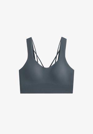 Donkergrijze sportbeha met een gladde textuur, brede banden en een open rug met crisscross-details. Eenvoudig ontwerp. Geen zichtbare hardware.