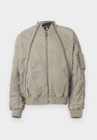 Giacca bomber khaki in tessuto testurizzato. Presenta un colletto alto, zip frontale e tasche laterali. I polsini e l'orlo a coste completano il design.