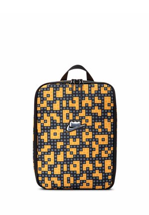 Sac carré avec motif pixellisé noir et orange et poignée noire, avec un logo Nike argenté centré et une fermeture à double zip sur le dessus.