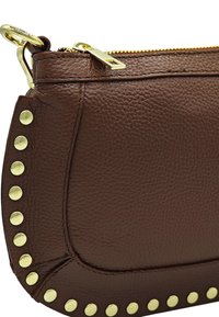 Pochette en cuir marron avec une finition texturée, clous dorés le long du bord et une petite fermeture éclair en haut.