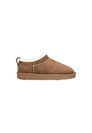Brauner Veloursleder-Hausschuh zum Hineinschlüpfen mit weißem Fleecefutter, rundem Zehenbereich und Gummisohle mit Profil, von außen gezeigt.