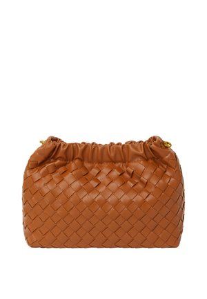 Bruine gevlochten leren handtas met een gathered bovenkant en gouden hardware-accenten. Compacte rechthoekige vorm, gladde textuur en gevlochten patroon.