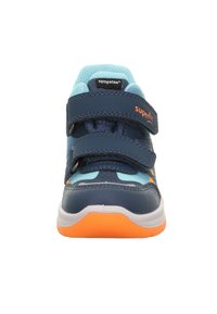 Dětské tenisky v námořnické modři, světle modré a oranžové s dvěma suchými zipy a značkovými detaily, pohled zepředu.