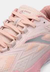 Svetlo roza športna obutev z mrežasto zgornjimi deli, teksturiranimi detajli in sivo obrobo. Značilnosti vključujejo podložen ovratnik, sistem ventilacije in ravne vezalke.