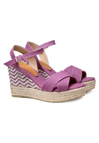 Sandali wedge in tela viola con cinturini incrociati, dotati di una suola in espadrille intrecciata e un pannello laterale decorato.