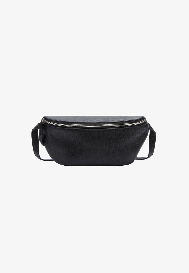 Sac banane en cuir noir avec une finition texturée, une forme incurvée et une fermeture zippée sur le dessus. Dispose d'une sangle latérale pour un port pratique.