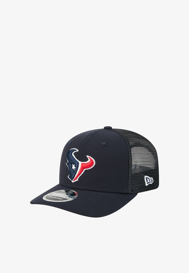 Casquette de baseball marine avec un devant solide, un dos en maille, ornée d'un logo brodé des Houston Texans en rouge, blanc et bleu.