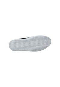 Suola nera della sneaker con suola in gomma bianca caratterizzata da un motivo a spina di pesce. Testo "SKECHERS" impresso vicino al tallone.