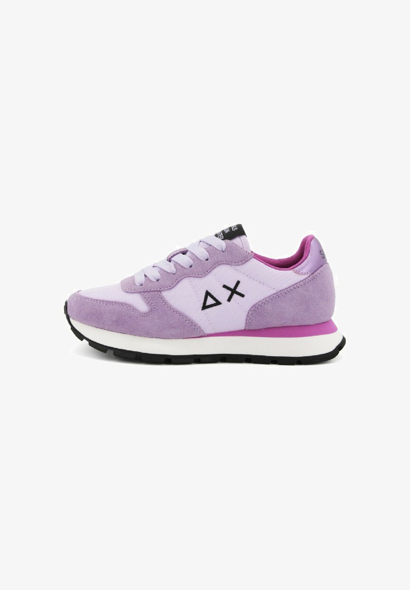 Sneaker viola con un mix di materiali scamosciati e tessili, dotate di una intersuola bianca, suola nera e dettagli rosa sul tallone e sulla linguetta.
