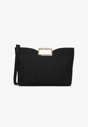 Sac fourre-tout tissé noir avec une garniture en cuir lisse, arborant un accent métallique rectangulaire à l'avant. Bandoulière réglable incluse.