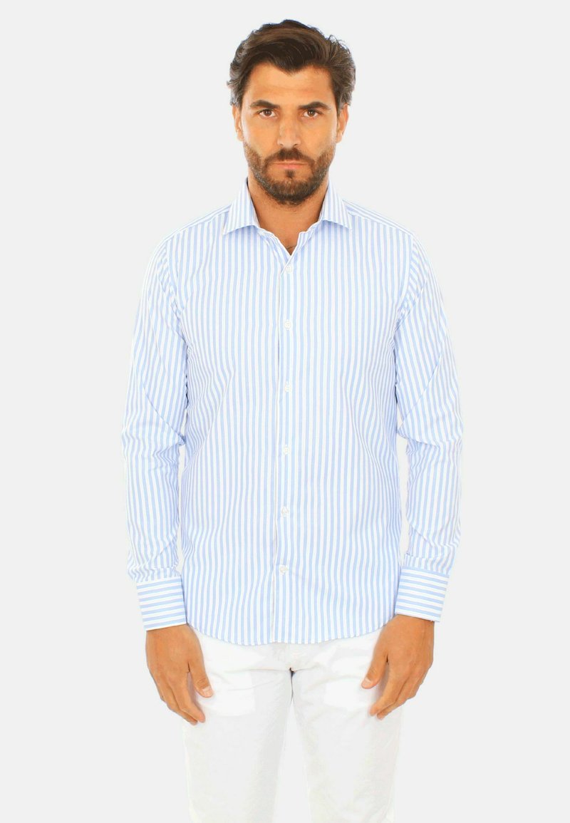 Camicia a maniche lunghe, a righe azzurro chiaro e bianco, con chiusura a bottoni, colletto a punte e polsini. Realizzata in tessuto intrecciato, con una texture morbida.