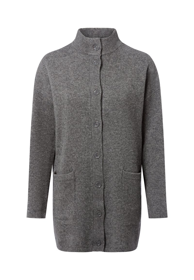 Grijze cardigan met een hoge kraag, zeven knopen aan de voorkant en twee zakken aan de voorkant. Zachte textuur en ribbeldetails bij de kraag en zoom.