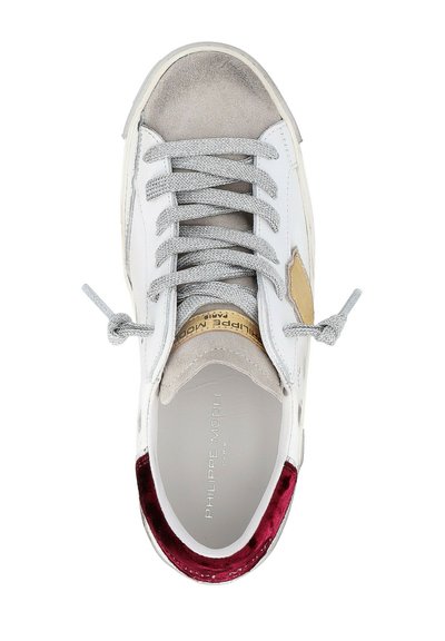 Sneaker bianca con accenti in suede grigio, lacci grigi e logo dorato. Un tocco di contrasto è dato dal bordo in velluto bordeaux attorno all'apertura.