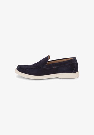 Navyblauwe suède instaploafer met witte rubberen zool en zichtbare stiksels, ontworpen voor casual gebruik.