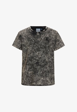 Zwart en grijs acid-wash T-shirt met korte mouwen, ronde hals en een kleine rechthoekige patch met een zonsondergangontwerp op de borst.