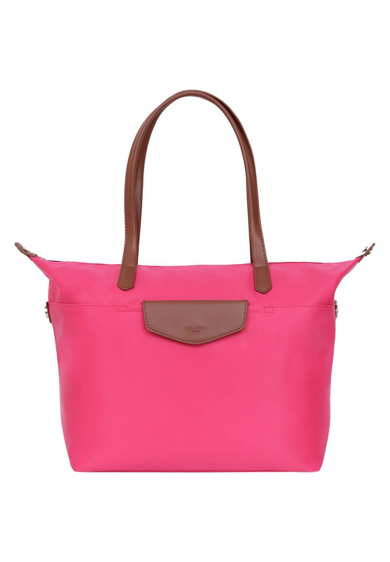 Roze nylon tote bag met bruine leren handvatten en een voorklep. Ritssluiting en een gestructureerd, open silhouet.