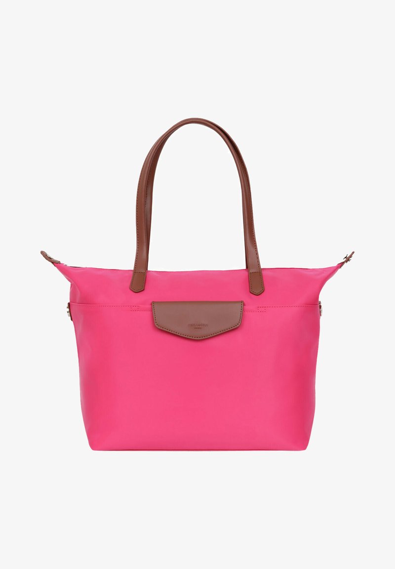 Sac en nylon rose avec des poignées en cuir marron et un rabat à l'avant. Fermeture à glissière et une silhouette ouverte et structurée.