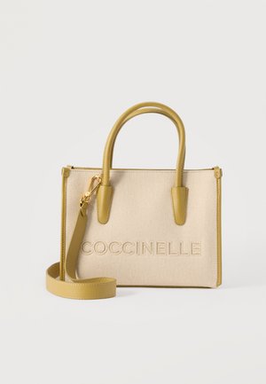 Borsa tote rettangolare beige e giallo senape con due manici, tracolla removibile e "COCCINELLE" impresso sulla parte frontale.