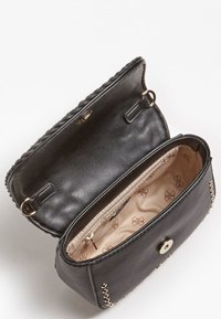 Musta nahkainen käsilaukku, jossa on sileä viimeistely, punottu reuna ja hopeiset metalliosat. Sisäpuolella on beige vuori ja vetoketjullinen tasku.