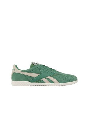 Baskets Reebok en daim vert avec des touches crème, modèle à lacets, semelle en caoutchouc blanche, vues de profil sur fond blanc.