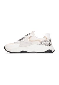 Zapatilla blanca gruesa con textura de malla y ante, suela de goma negra, detalles plateados, cordones tonales y un panel gris moteado en el talón.