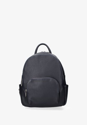 Zaino in pelle blu navy con finitura testurizzata, forma arrotondata, manico superiore, tasca frontale con zip e tasche laterali. Accenti in hardware color argento.