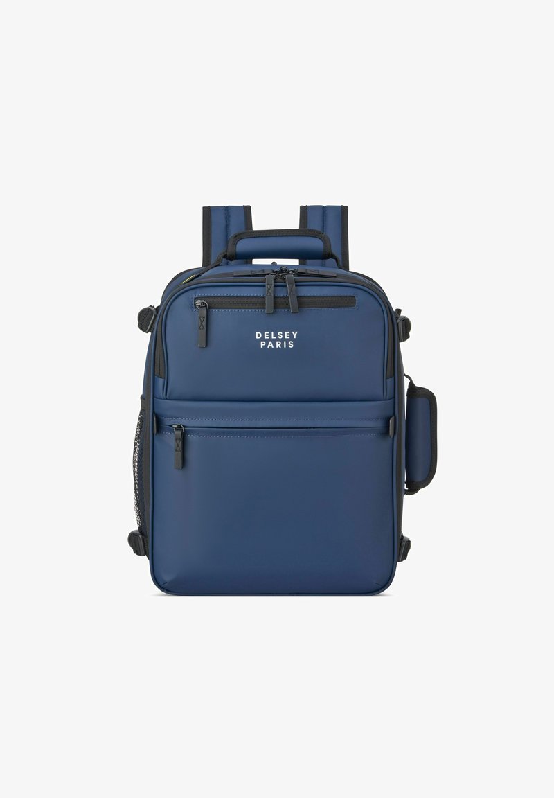 Mochila azul de Delsey Paris, con material suave, correas de hombro acolchadas dobles, asa superior, compartimentos con cremallera y logo en la parte frontal.
