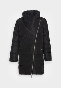 Schwarzer gepolsterter Mantel mit hohem Kragen und schrägem Reißverschluss. Er hat eine elegante, glänzende Textur und Seitenknöpfe zum Schließen.