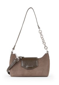 Brązowa torebka z zamszu z gładką brązową skórzaną klapą, srebrnym łańcuchem i skórzanym uchwytem, o wyrazistej sylwetce.