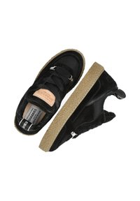 Sneakers neri con tomaia in suede texturizzato, suola in gomma e intersuola in sughero a contrasto. Presentano chiusura con lacci e un logo sulla linguetta.