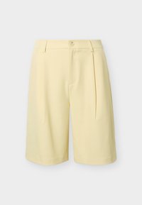 Ανοιχτό κίτρινο, ραμμένο κατά παραγγελία σορτς με κούμπωμα με κουμπί, θηλιές για ζώνη, πτυχώσεις μπροστά και μήκος μέχρι το γόνατο σε απλό φόντο.