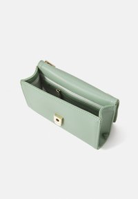 Portafoglio in pelle verde con texture e chiusura in metallo dorato. All'interno presenta una tasca con zip e diversi scomparti per l'organizzazione.