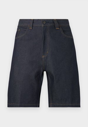 Short en denim bleu foncé avec poches avant, passants de ceinture, fermeture par bouton et coutures contrastantes visibles.