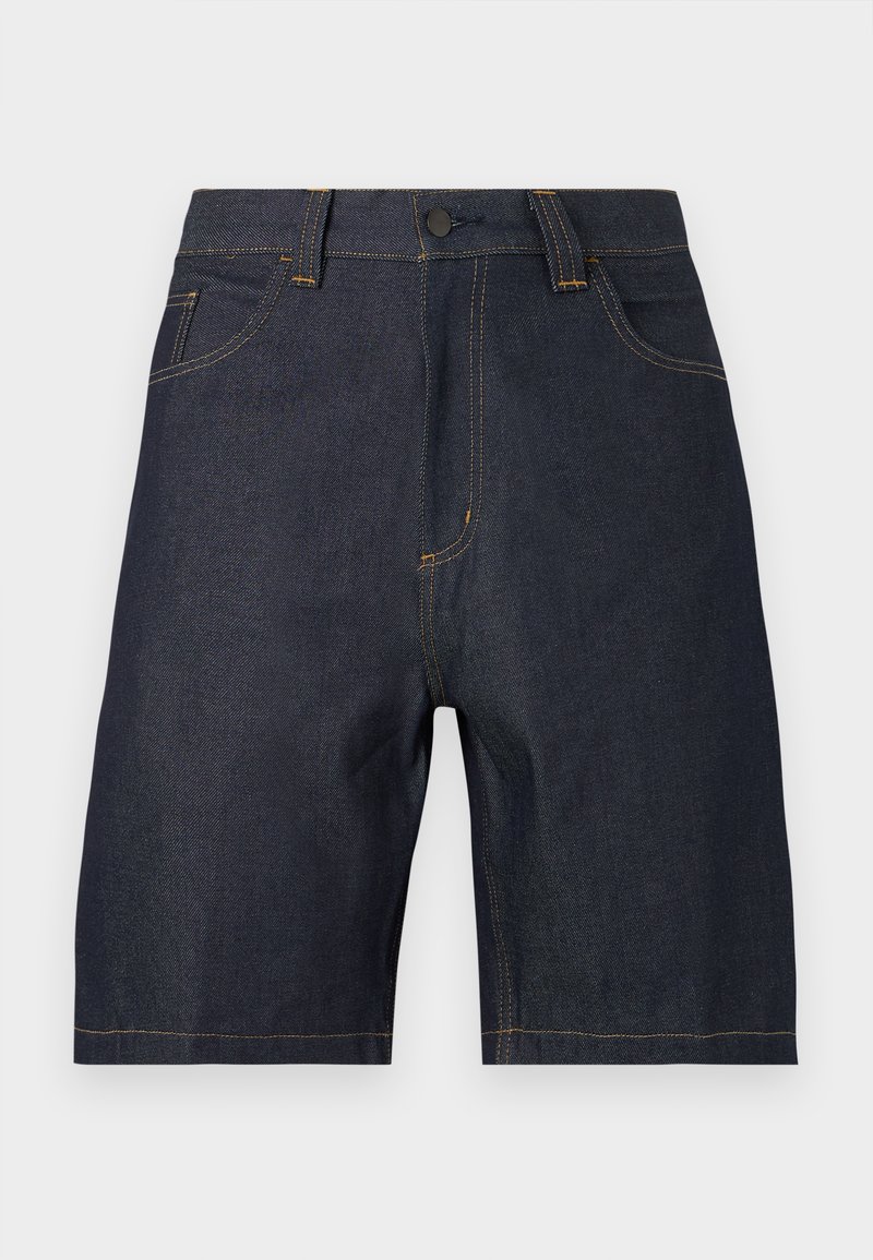 Pantaloncini in denim blu scuro con tasche frontali, passanti per cintura, chiusura con bottone e cuciture a contrasto visibili.
