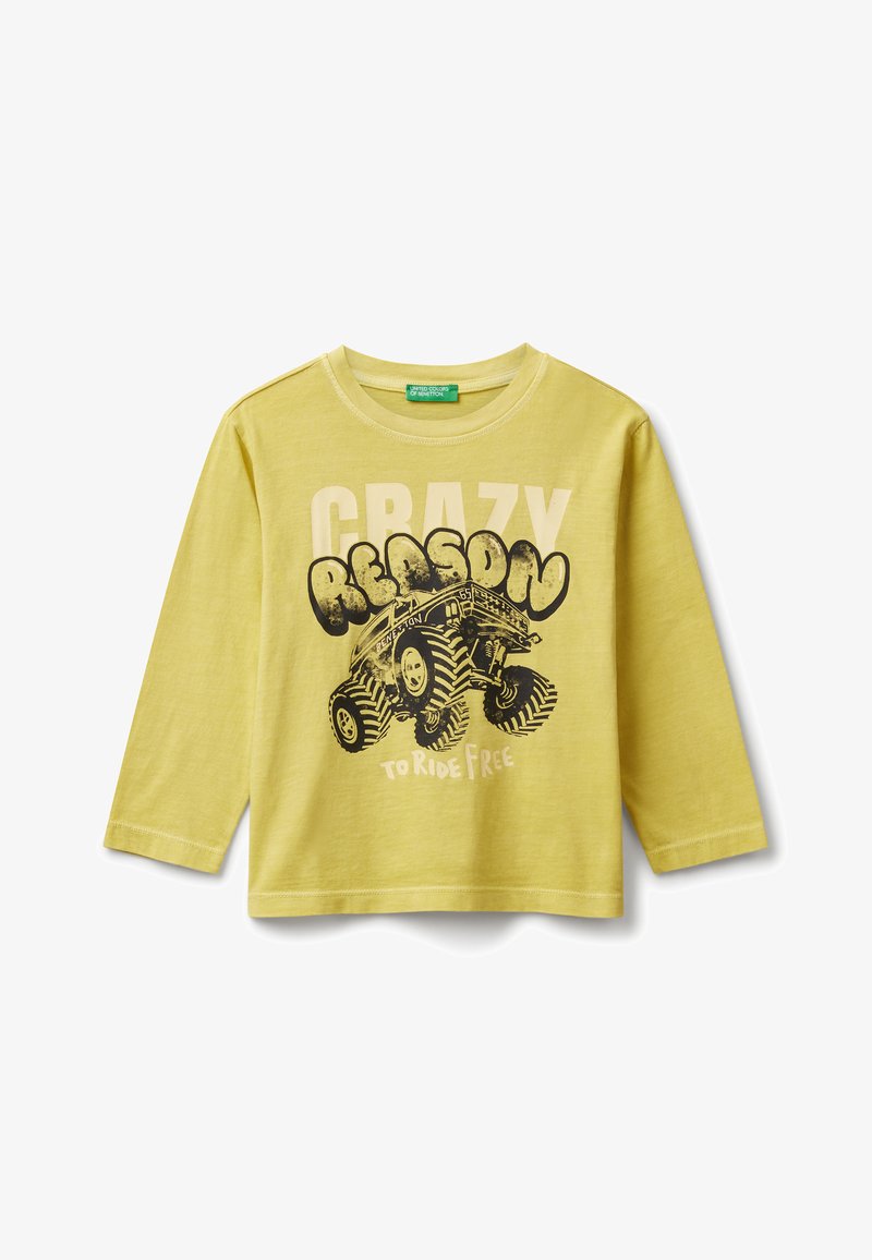 Geel katoenen overhemd met lange mouwen, voorzien van een grafisch ontwerp van een monstertruck met de tekst "CRAZY REASON TO RIDE FREE" in vet zwart en wit.