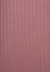 Geweven stofmonster in het roze, met een textuurpatroon van verticale ribben en kleine verhogingen, zacht om aan te raken.