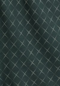 Ciemnozielony materiał z wzorem w diamenty, składającym się z małych szarych kropek, o teksturowanej powierzchni z ryflowanym wzorem.